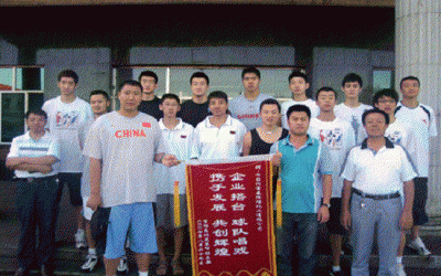 与其他球队合影