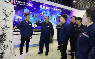 技术型人才参观石墨烯展厅